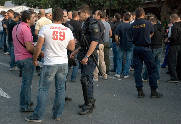 "Στην Αστυνομία, είμαστε μιά γροθιά !" (σύνθημα).