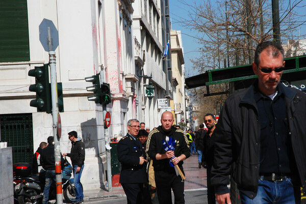 Αχός βαρύς ακούγεται, πολλά ντουφέκια πέφτουν...