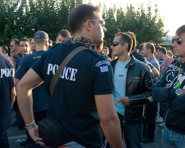 "Στην Αστυνομία, είμαστε μιά γροθιά !" (σύνθημα).