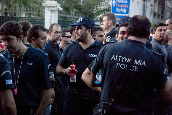 "Στην Αστυνομία, είμαστε μιά γροθιά !" (σύνθημα).