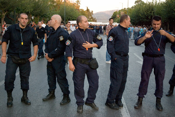 "Στην Αστυνομία, είμαστε μιά γροθιά !" (σύνθημα).