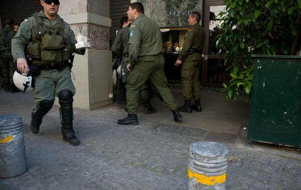 Αχός βαρύς ακούγεται, πολλά ντουφέκια πέφτουν...