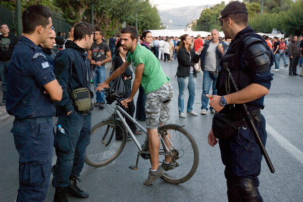 "Στην Αστυνομία, είμαστε μιά γροθιά !" (σύνθημα).