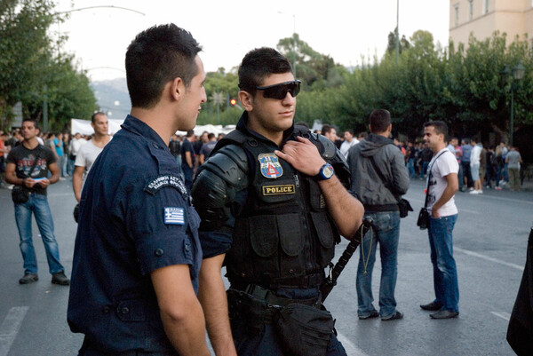 "Στην Αστυνομία, είμαστε μιά γροθιά !" (σύνθημα).