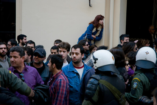 Αχός βαρύς ακούγεται, πολλά ντουφέκια πέφτουν...