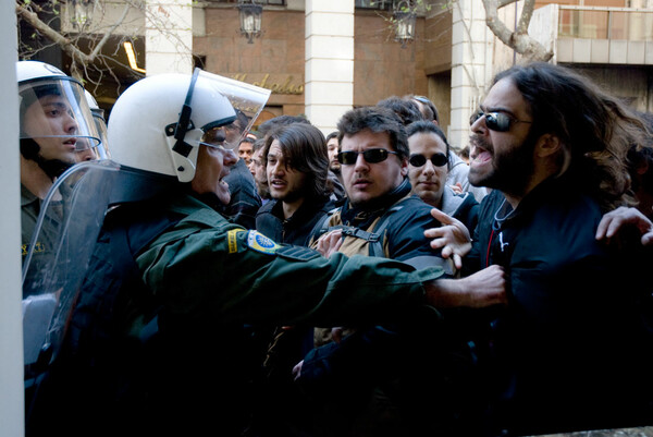 Αχός βαρύς ακούγεται, πολλά ντουφέκια πέφτουν...