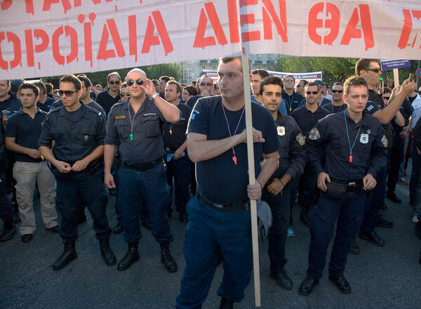 "Στην Αστυνομία, είμαστε μιά γροθιά !" (σύνθημα).