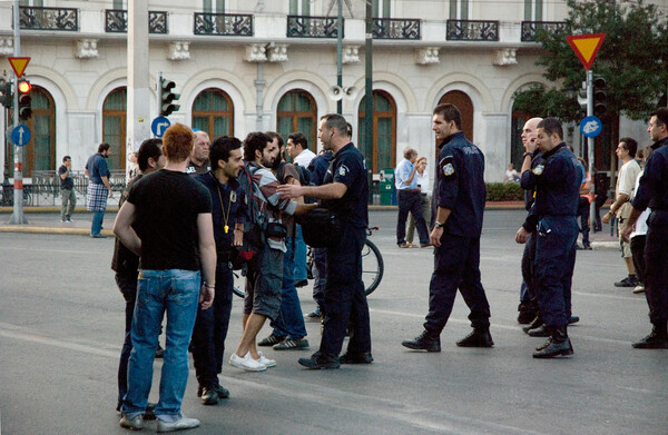 "Στην Αστυνομία, είμαστε μιά γροθιά !" (σύνθημα).