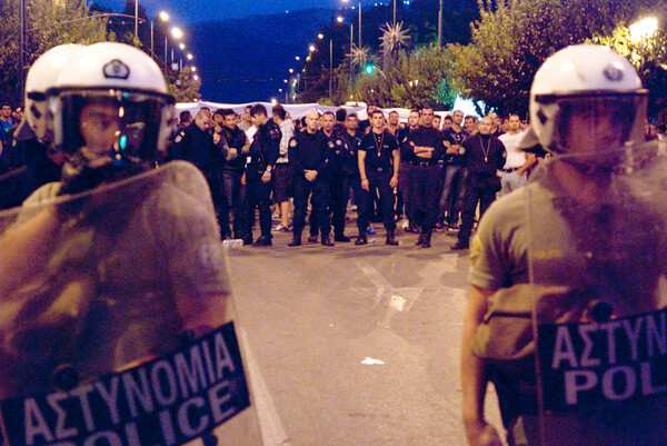 "Στην Αστυνομία, είμαστε μιά γροθιά !" (σύνθημα).