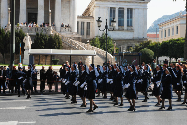 Αχός βαρύς ακούγεται, πολλά ντουφέκια πέφτουν...