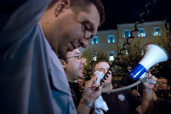 "Στην Αστυνομία, είμαστε μιά γροθιά !" (σύνθημα).