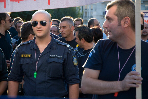 "Στην Αστυνομία, είμαστε μιά γροθιά !" (σύνθημα).