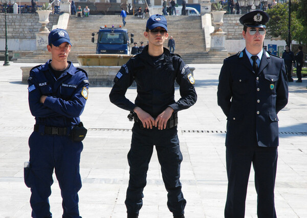 Αχός βαρύς ακούγεται, πολλά ντουφέκια πέφτουν...