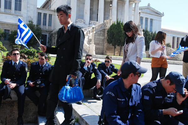 Αχός βαρύς ακούγεται, πολλά ντουφέκια πέφτουν...