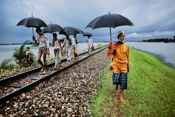 10 φωτογραφίες του Steve McCurry σαν μυθιστόρημα