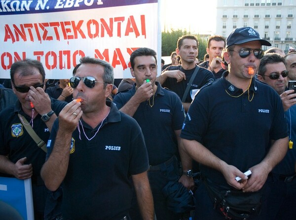 "Στην Αστυνομία, είμαστε μιά γροθιά !" (σύνθημα).