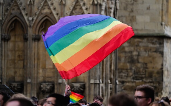 Νέος, επαγγελματίας και LGBTQ+: Ποιες είναι οι καλύτερες και ποιες οι χειρότερες ευρωπαϊκές χώρες για να ζήσεις