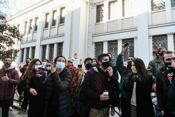 Καλλιτέχνες έξω από το υπουργείο Πολιτισμού - «Μενδώνη παραιτήσου» [ΦΩΤΟΓΡΑΦΙΕΣ]