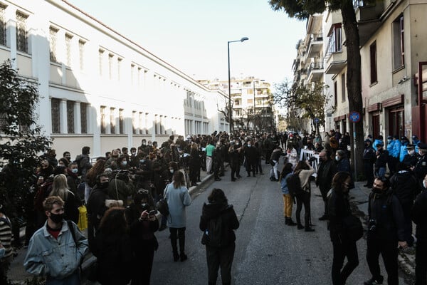 Καλλιτέχνες έξω από το υπουργείο Πολιτισμού - «Μενδώνη παραιτήσου» [ΦΩΤΟΓΡΑΦΙΕΣ]