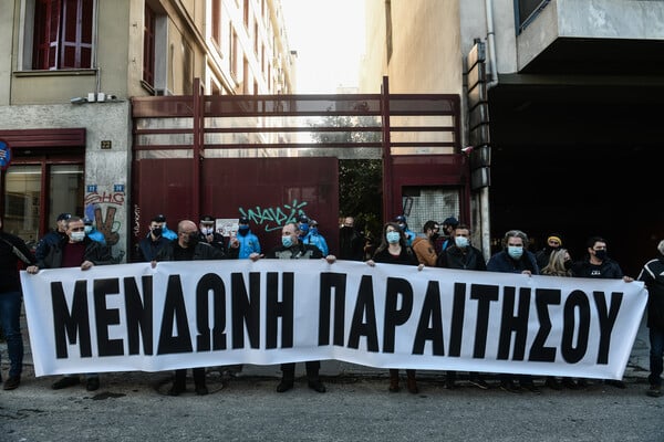 Καλλιτέχνες έξω από το υπουργείο Πολιτισμού - «Μενδώνη παραιτήσου» [ΦΩΤΟΓΡΑΦΙΕΣ]