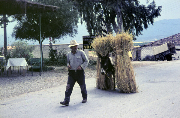 Αθήνα, Μύκονος και Ρόδος του '60 μέσα από 25 έγχρωμες φωτογραφίες