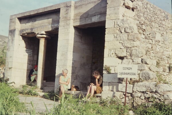 Τέσσερις ξένες φίλες ταξιδεύουν στην Κρήτη του 1971