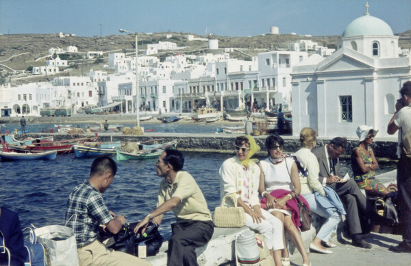 Αθήνα, Μύκονος και Ρόδος του '60 μέσα από 25 έγχρωμες φωτογραφίες