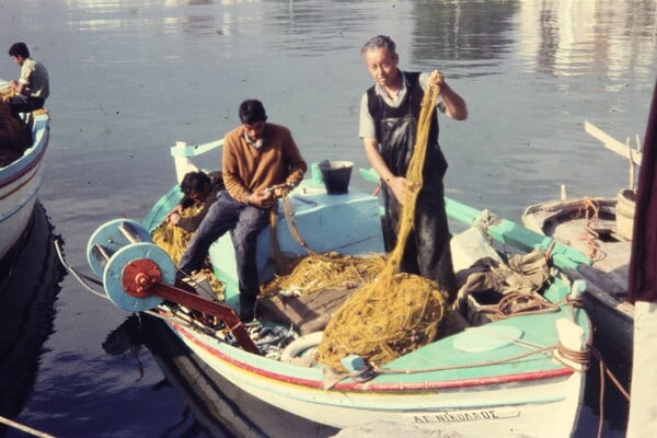 Τέσσερις ξένες φίλες ταξιδεύουν στην Κρήτη του 1971