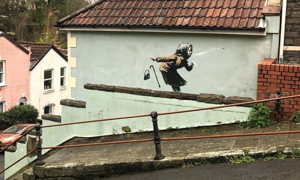 O Banksy αποκάλυψε το «φτέρνισμα», το νέο του έργο στο Μπρίστολ