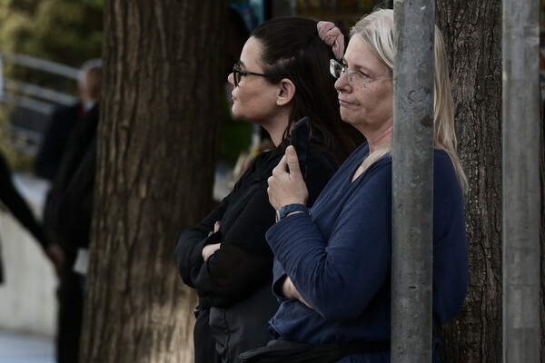 Φωτογραφίες από την μεταγωγή των χρυσαυγιτών. Σόου και κραυγές.