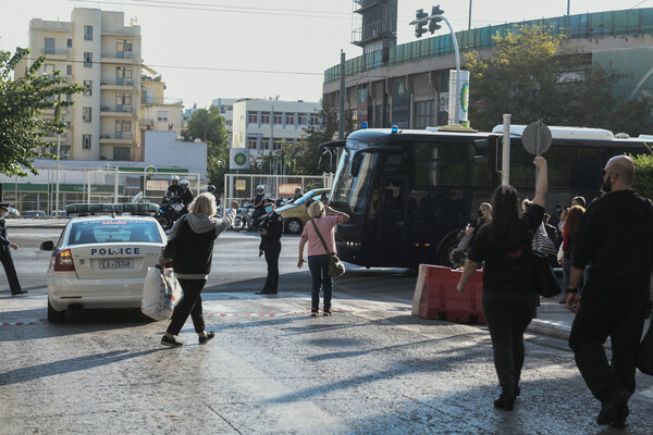 Φωτογραφίες από την μεταγωγή των χρυσαυγιτών. Σόου και κραυγές.