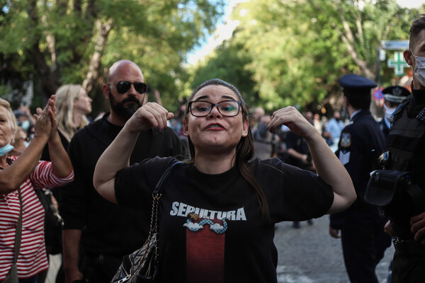 Φωτογραφίες από την μεταγωγή των χρυσαυγιτών. Σόου και κραυγές.