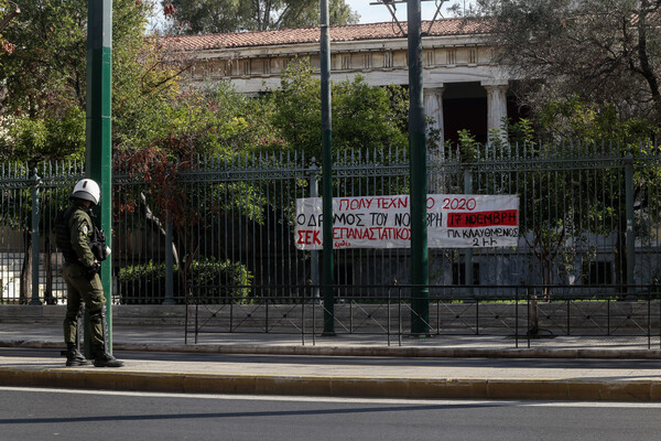 Δεκάδες άτομα στο Πολυτεχνείο- Παρατάχθηκαν δυνάμεις των ΜΑΤ