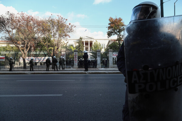 Πολυτεχνείο: ΤΑ ΜΑΤ μπήκαν στο προαύλιο - Εκκένωση και προσαγωγές