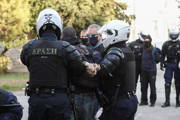 Πολυτεχνείο: ΤΑ ΜΑΤ μπήκαν στο προαύλιο - Εκκένωση και προσαγωγές