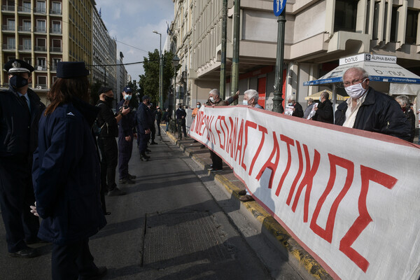 Πολυτεχνείο: Ένταση και χημικά στο κέντρο της Αθήνας - Εικόνες από τα επεισόδια