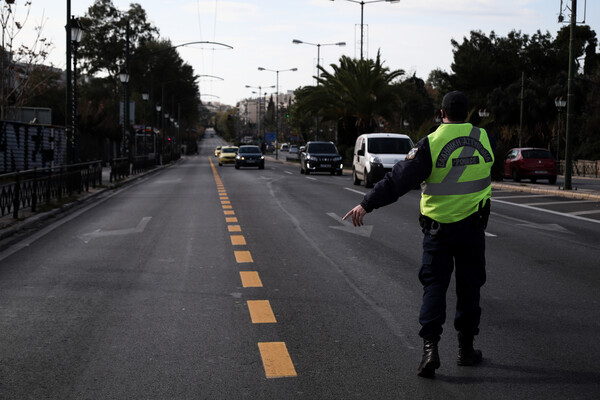 Lockdown: Πώς γίνονται οι έλεγχοι της ΕΛ.ΑΣ στις «κόκκινες» περιοχές