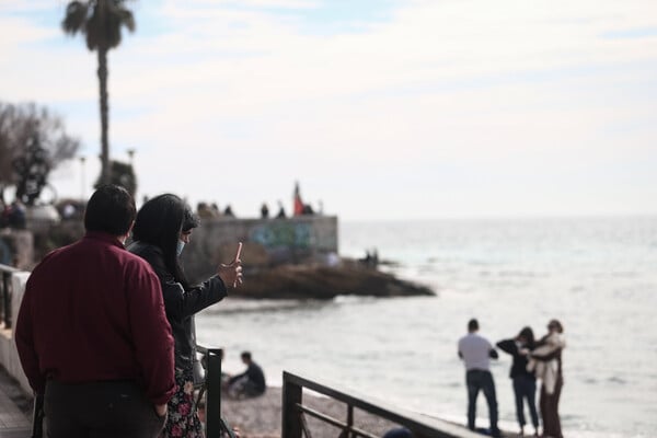 Στις παραλίες οι Αθηναίοι- Κυριακάτικες βόλτες με «σύμμαχο» τον καιρό