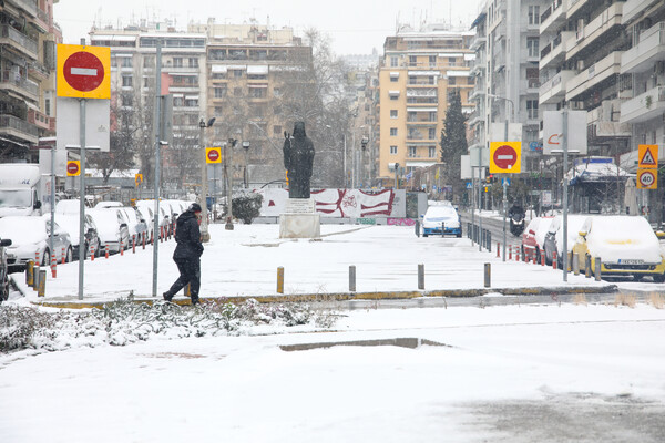 Θεσσαλονίκη: Το χιόνι έφτασε ως την Παραλία - Εικόνες από τo «λευκό ξύπνημα» της πόλης