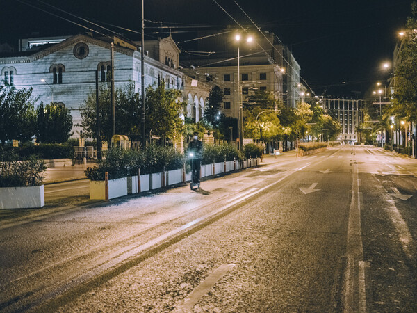 Χορός με τη σκιά μου: Περπατώντας στους δρόμους την πρώτη νύχτα της απαγόρευσης στην Αθήνα