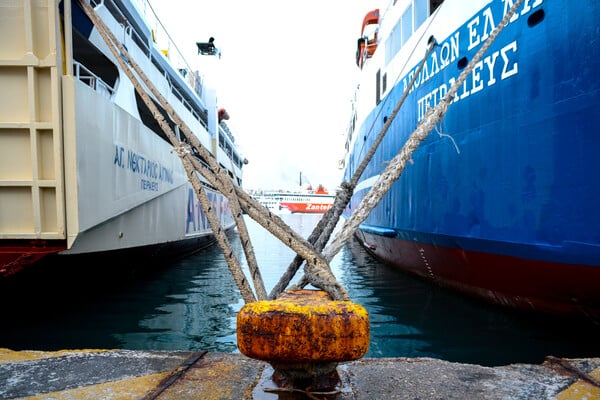 Δεμένα τα πλοία στα λιμάνια: 48ωρη πανελλαδική απεργία 23 και 24 Φεβρουαρίου από την ΠΕΝΕΝ