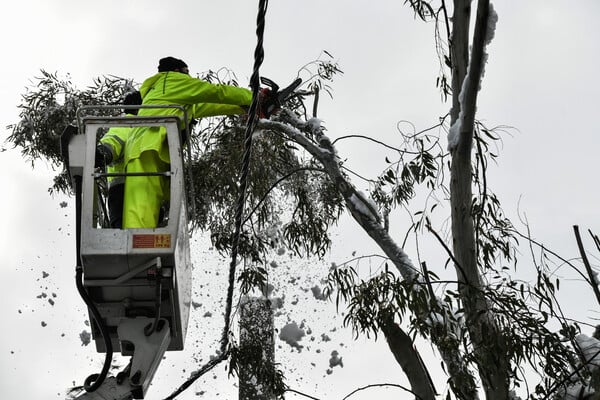 ΔΕΗ: Έκπτωση 30% στους λογαριασμούς των σπιτιών που έμειναν χωρίς ρεύμα στην κακοκαιρία