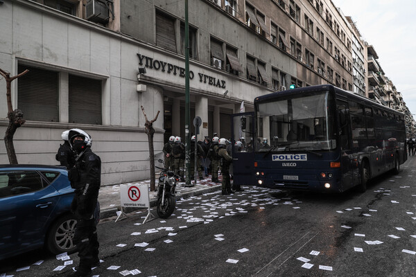 Στον εισαγγελέα οι 61 που μπήκαν στο υπ. Υγείας σε εκδήλωση συμπαράστασης στον Κουφοντίνα