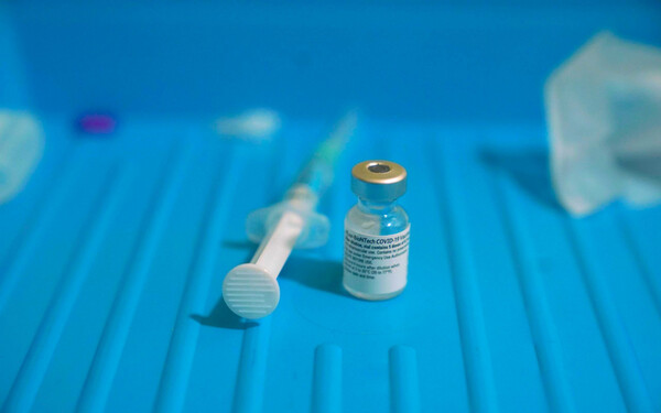 Κορωνοϊός: Συμφωνία των Pfizer/BioNTech με τη Novartis για συμπαραγωγή του εμβολίου