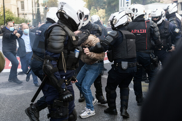 Πολυτεχνείο: Ένταση και χημικά στο κέντρο της Αθήνας - Εικόνες από τα επεισόδια