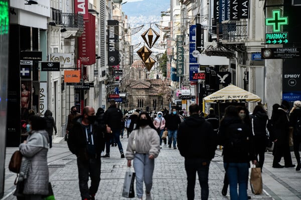 Άνοιξαν τα καταστήματα: Εικόνες από την Ερμού- Ουρές παρά το τσουχτερό κρύο