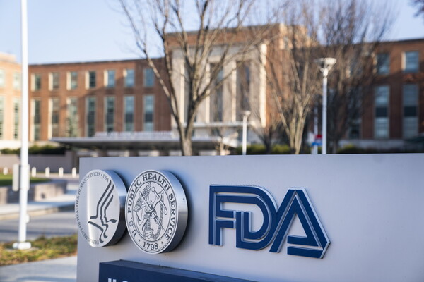 WP: «Αν δεν εγκριθεί το εμβόλιο σήμερα, παραιτήσου», είπε ο Λευκός Οίκος στον επικεφαλής της FDA