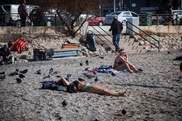 Η ζέστη γέμισε κόσμο τις παραλίες της Αθήνας: Βόλτες, ηλιοθεραπεία και μπάνιο στη θάλασσα