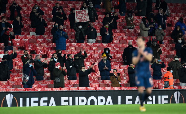 Premier League: Με μάσκα οι φίλαθλοι, χωρίς πολλά συνθήματα, όχι αγκαλιές