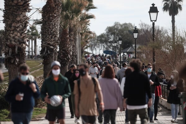 Γώγος για συνωστισμό: «Ανησυχητικές οι εικόνες, δεν αποκλείεται πιο αυστηρό lockdown»